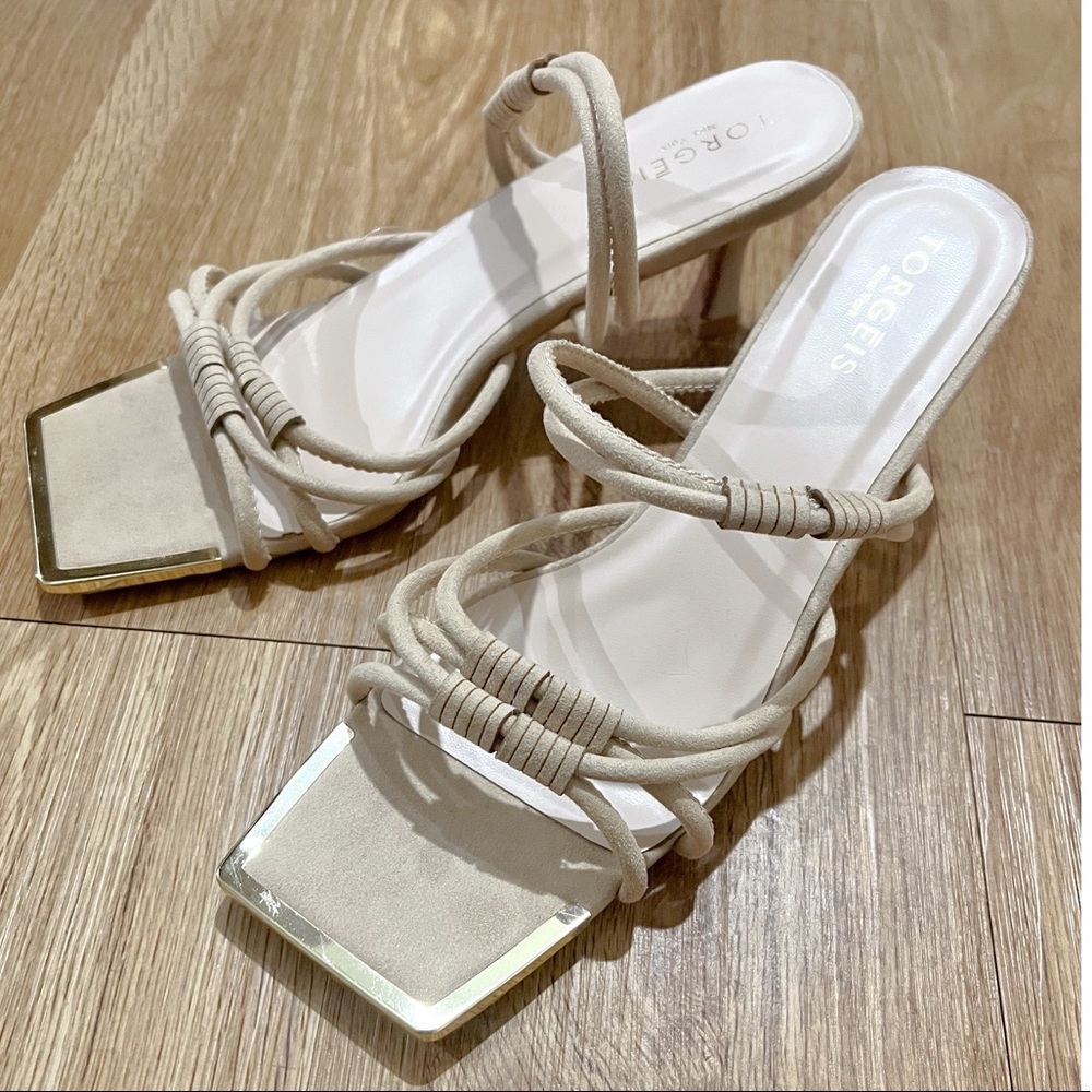 NWOT Torgēis New York Square Toe Suede Heels Size 8.5